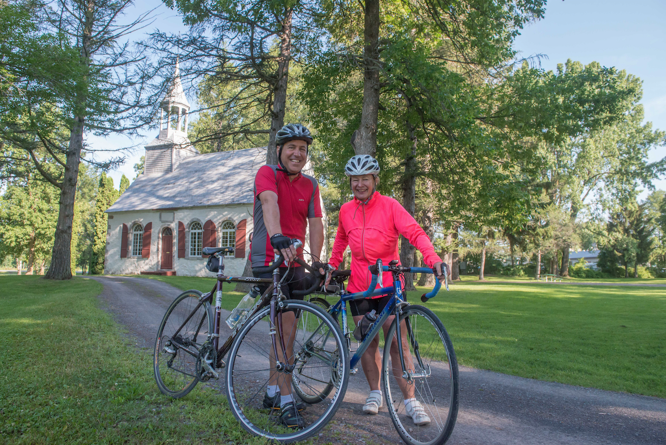 deux cyclistes devant chapelle