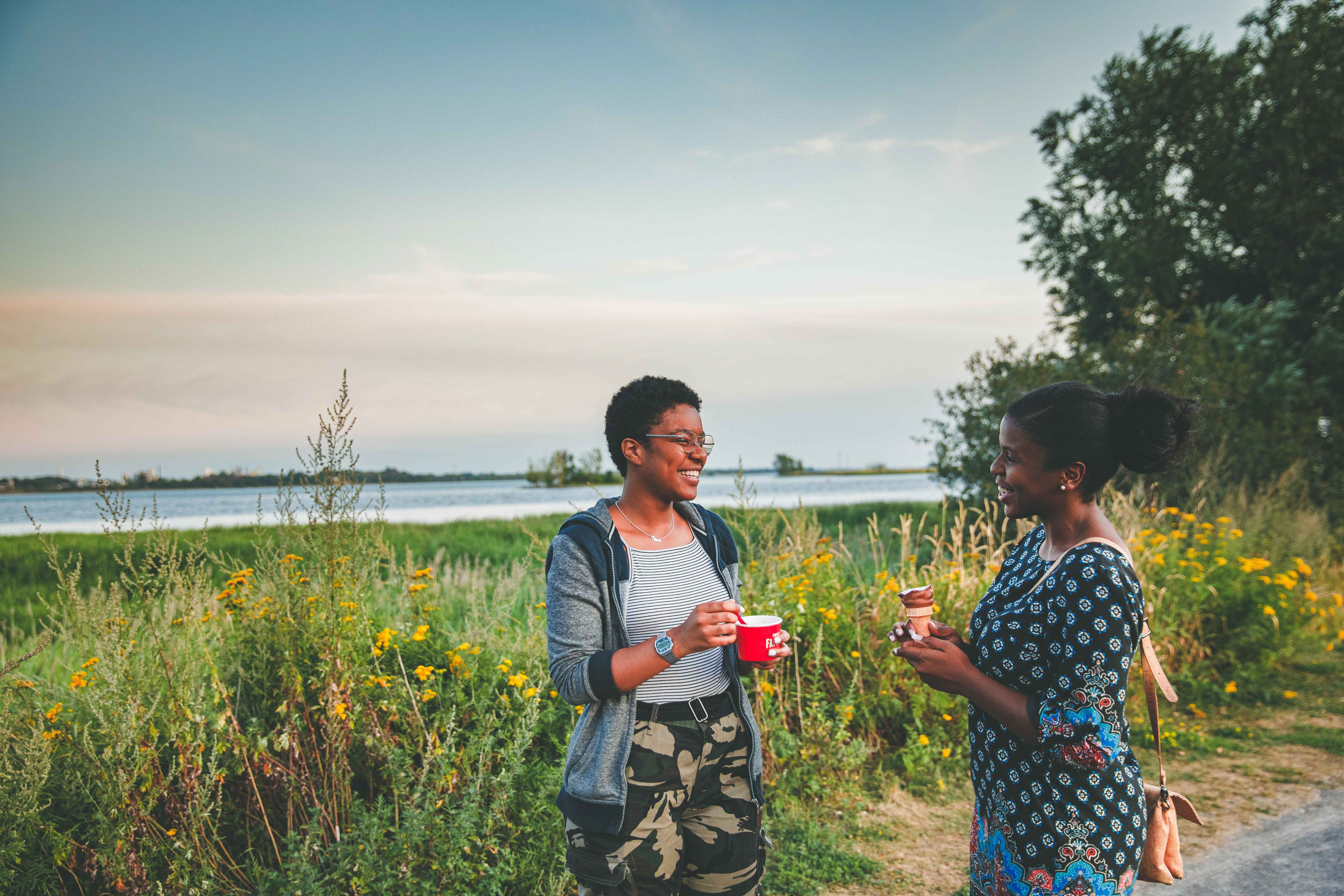 Deux femmes mangeant une crème glacée près d'un fleuve