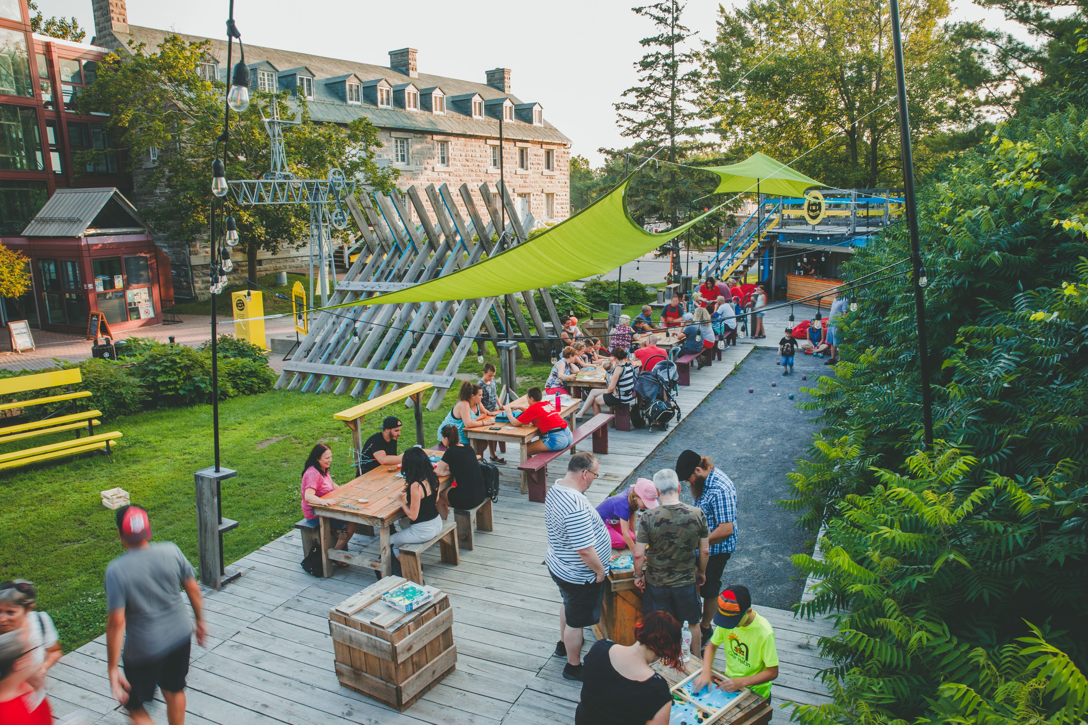 Ambiance avec des gens dehors sur une terrasse