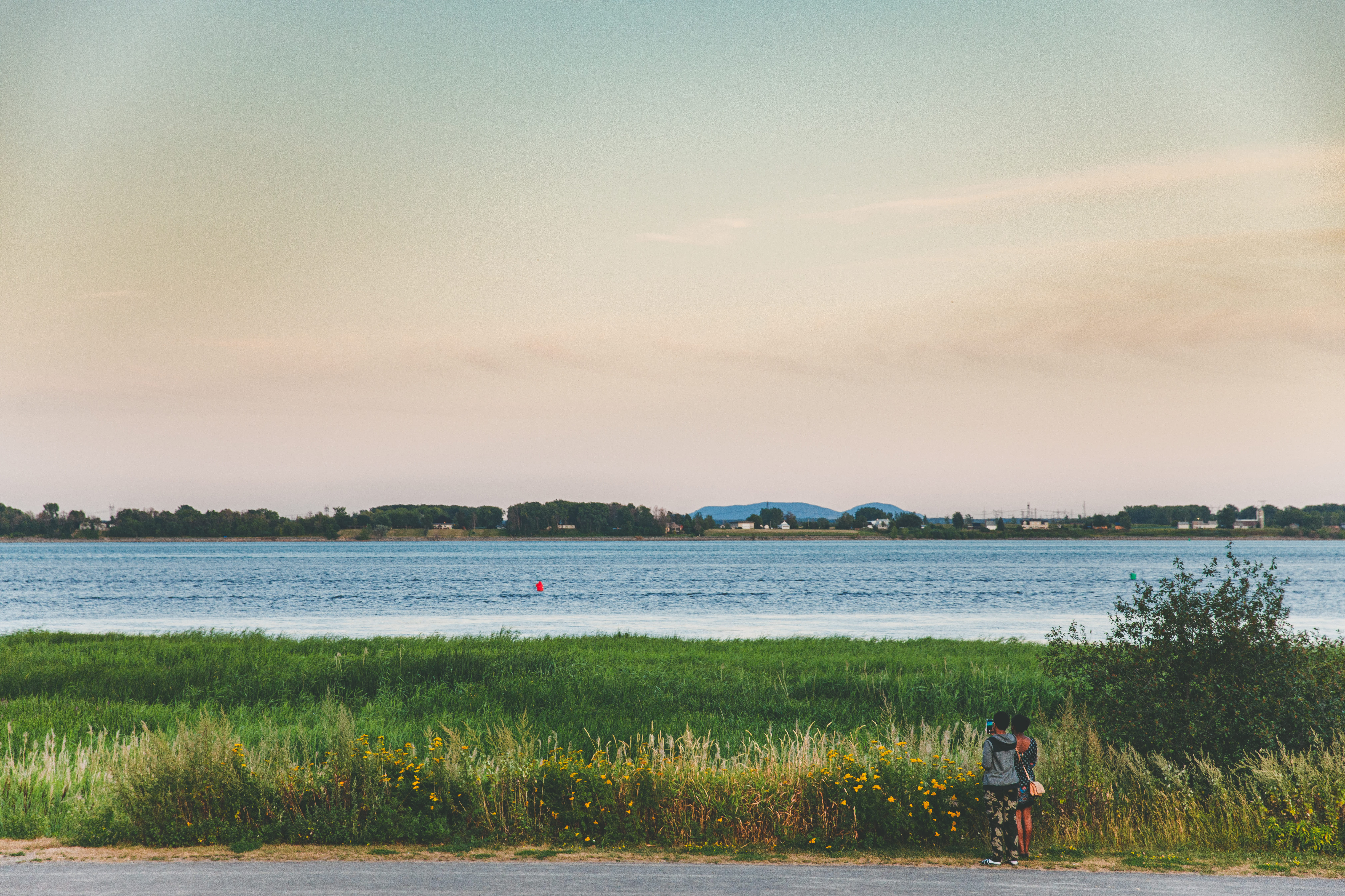 Deux dames qui regardent le fleuve