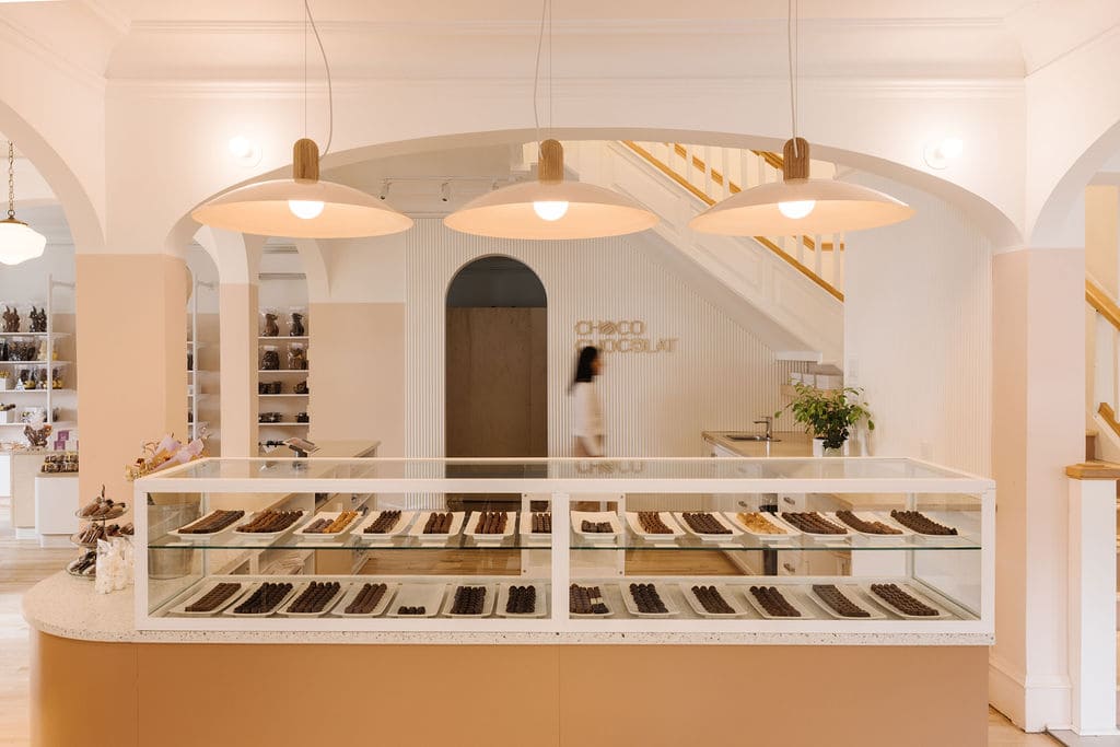 Un comptoir de chocolaterie avec des luminaires éclairés