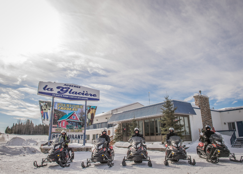 Motoneige devant l'Auberge La Glacière