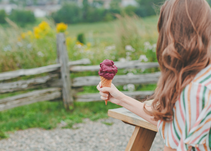 fille avec cornet de crème glacée