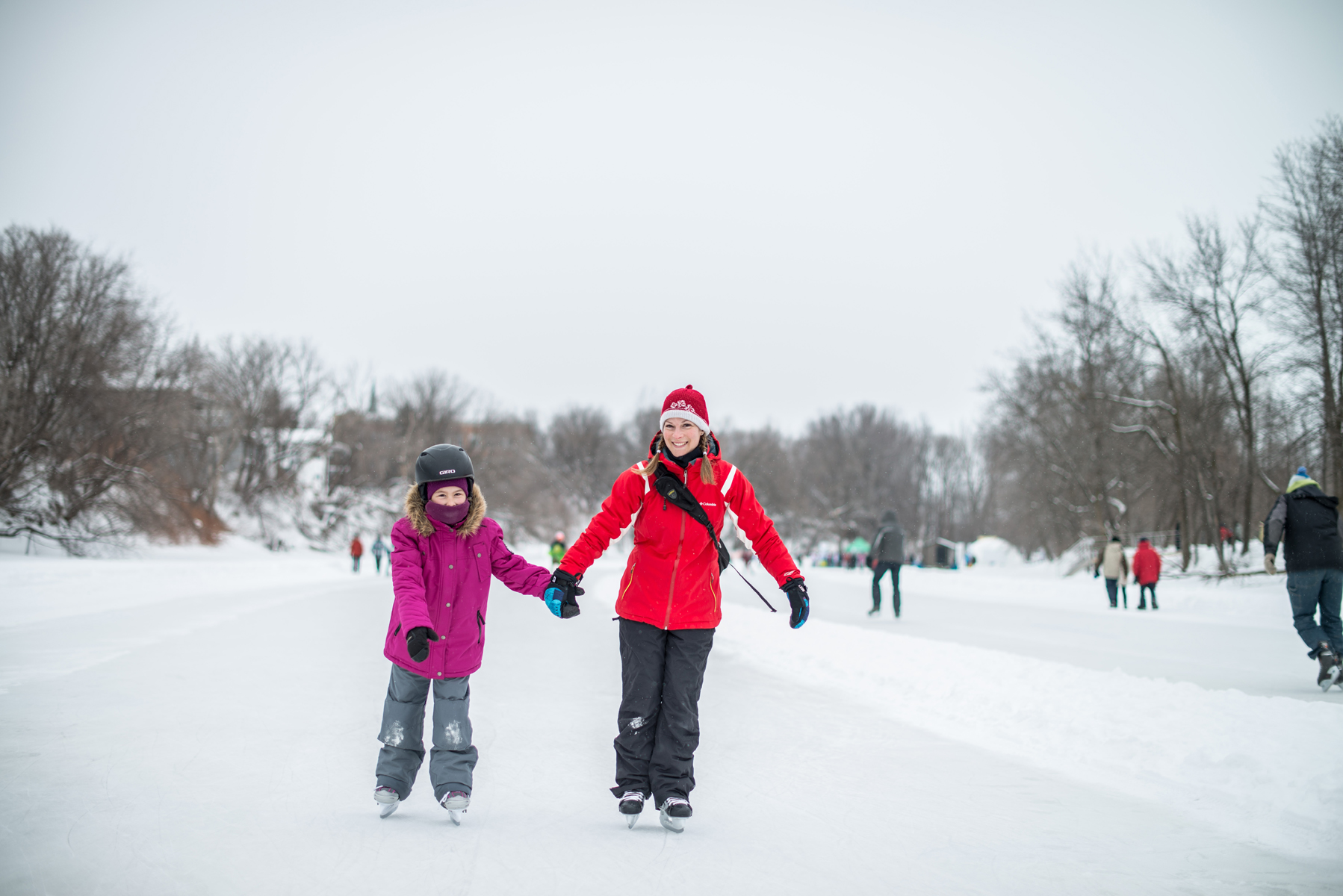 Deux filles sur la patinoire de la rivière L'Assomption